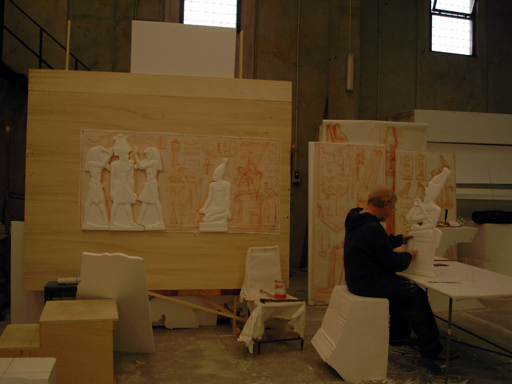 Gianni Gianese, sculptor during the construction in Mekane Workshop